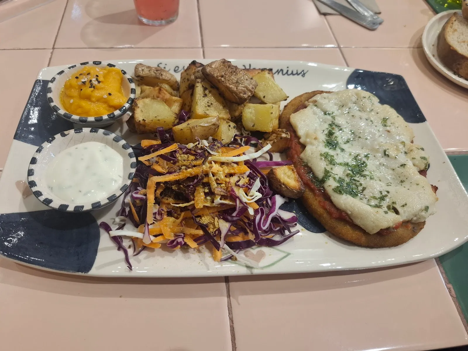 Milanesa napolitana de seitán con papas rústicas y ensalada en Veganius